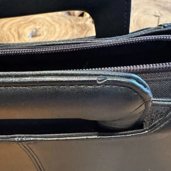 Targus Travel Laptop Bag - Picture 4 of 8